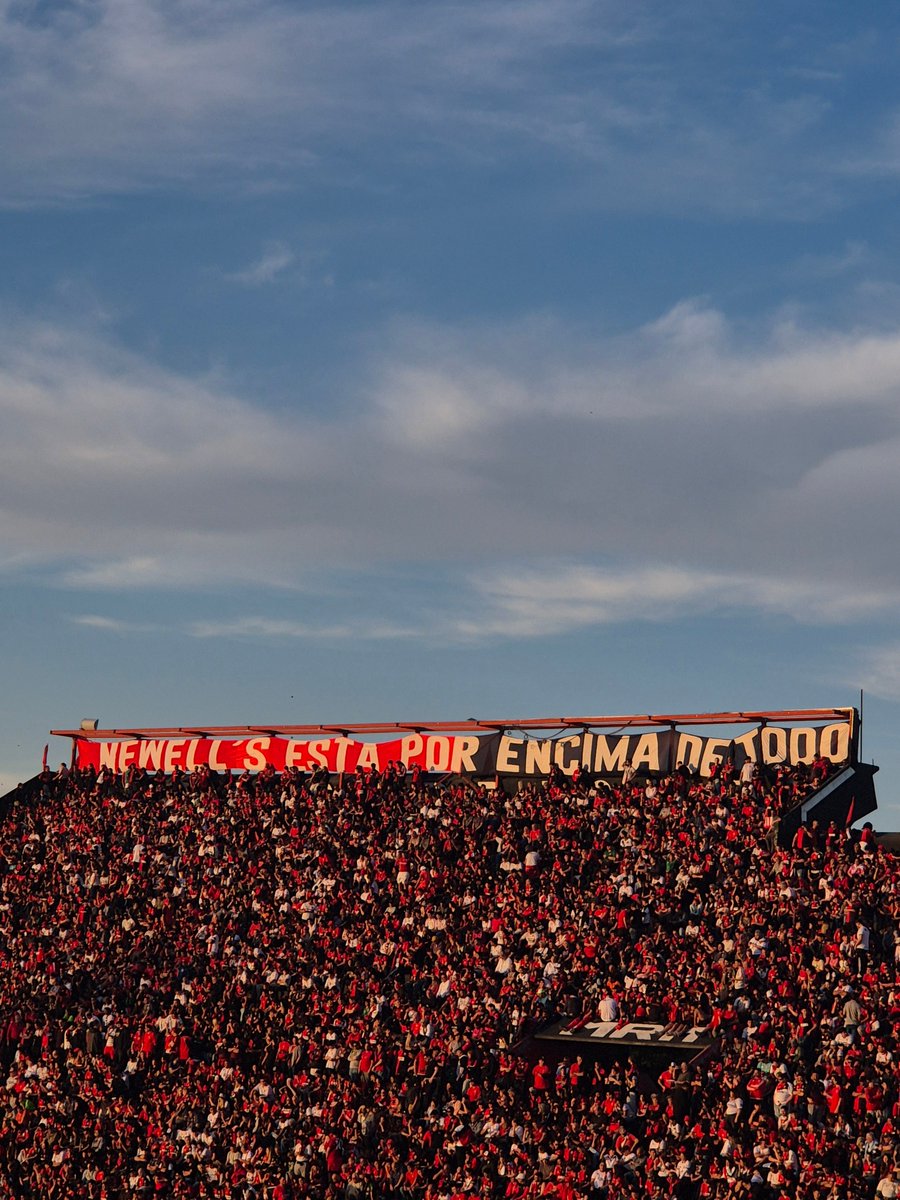 EL ESCUDO POR ENCIMA DE TODO!! 🔴⚫️👊🏾

No quiero dejar pasar por alto lo que pasó en la previa. Lo de Keylor influye en TODO, por cómo se maneja, contamina el ambiente en los jugadores, en el cuerpo técnico, los hinchas. Es de lo mejor que tenemos, sin lugar a dudas, pero si