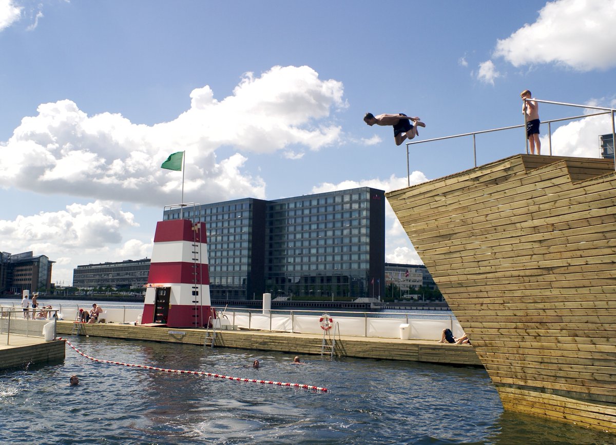 nordicexpo2025's tweet image. 🌞 北欧パビリオンから「海の日」、おめでとう!🌊
北欧の国々も、実はとても海と近い暮らしをしています。特に夏になると、ビーチや水辺で過ごす人がぐっと増えます ✨
️…