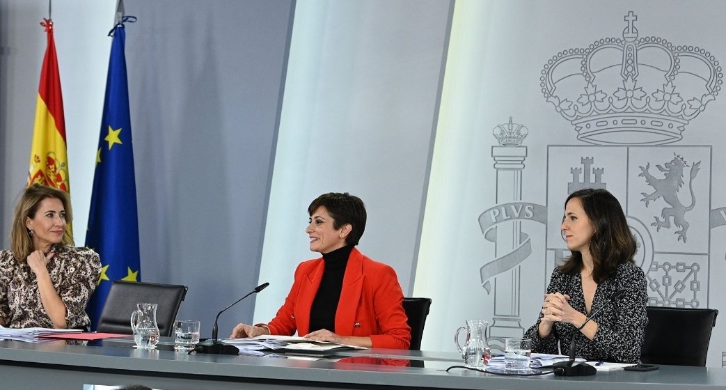 Mireu-la. De ministra. Cinc mesos després de la massacre de Melilla. Tant tranquila. Tant racista. Tant cínica. Tant ministra. Amb la corona borbònica