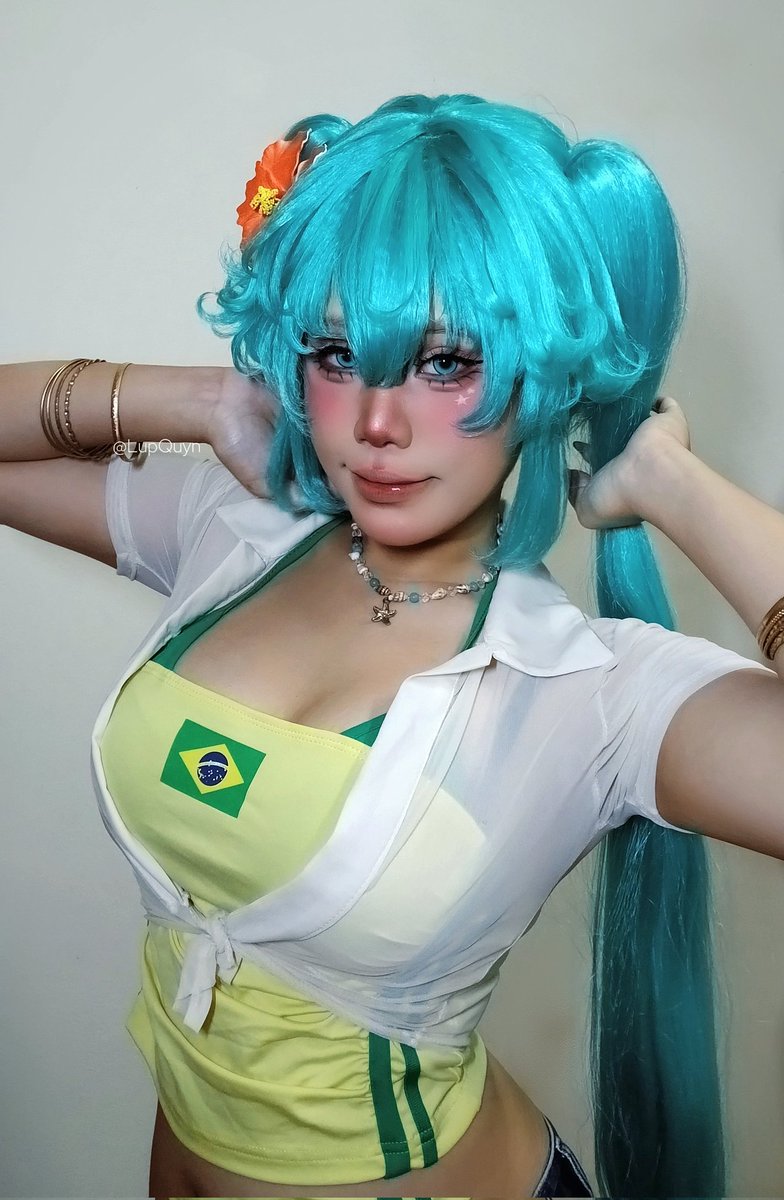 ThanaVan19's tweet image. I'm cosplay Brazilian Miku, art by @doodly_sheery 🥴✨