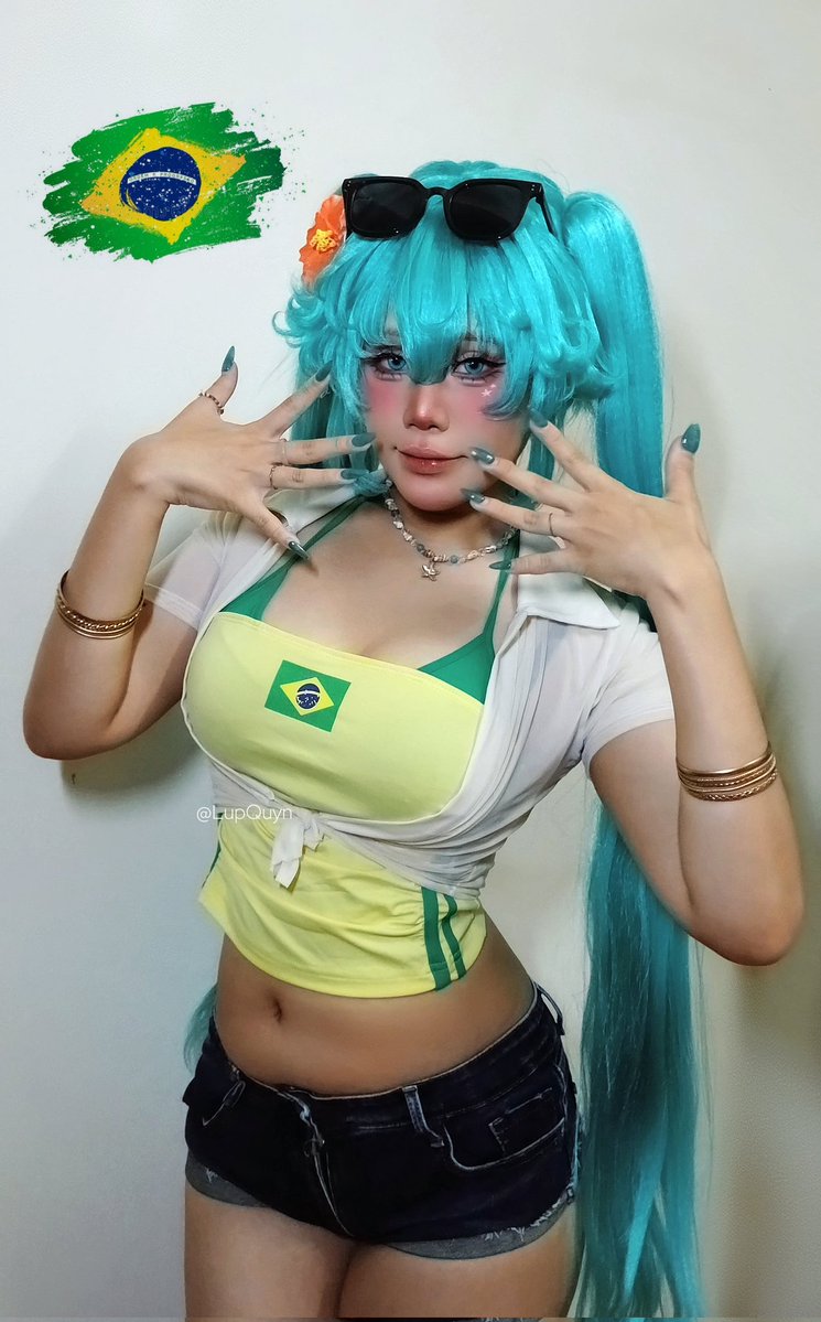 ThanaVan19's tweet image. I'm cosplay Brazilian Miku, art by @doodly_sheery 🥴✨