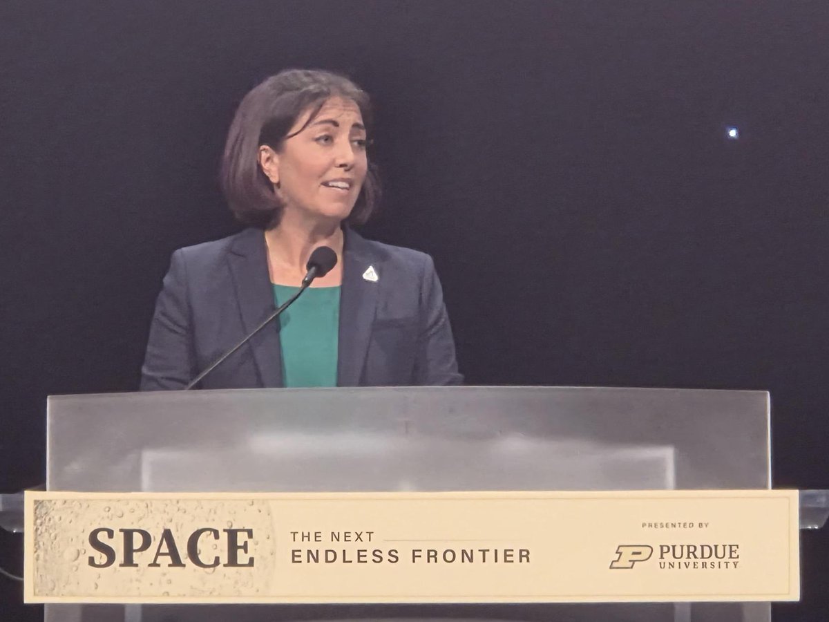 LifeAtPurdue's tweet image. #Purdue alum Lindsay Aitchison of @NASA's Mars Campaign Office is encountering Boilermakers at every level of NASA, pushing the boundaries of scientific and technical research to explore space. 🚀