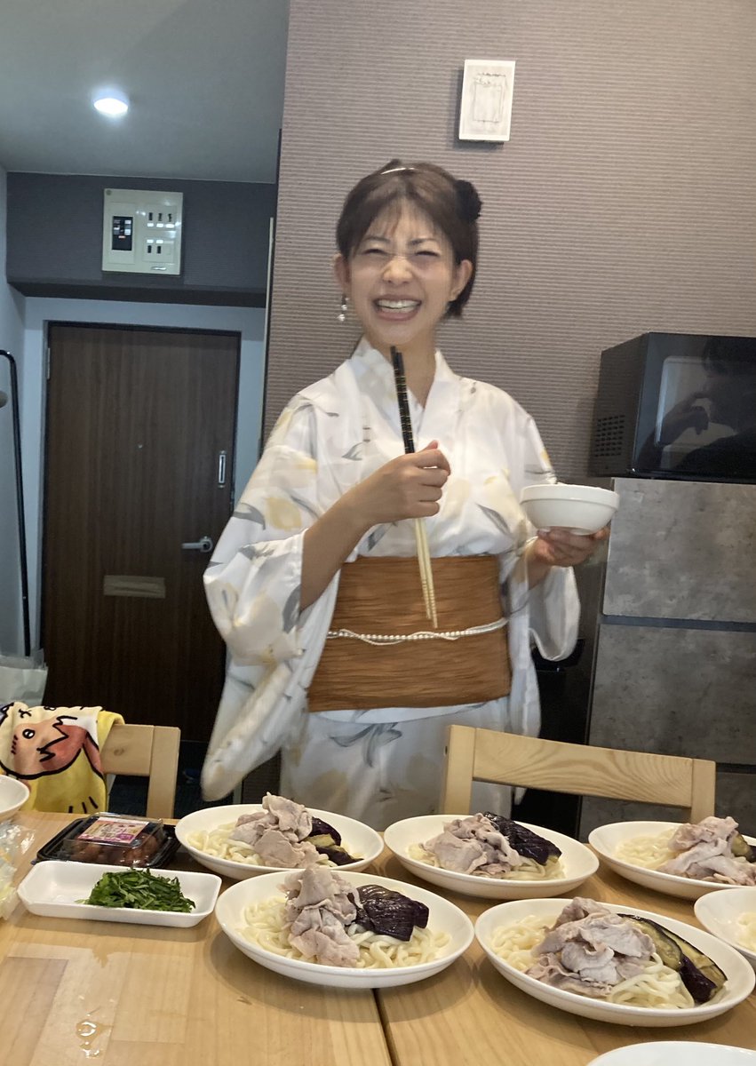 三連休中日の納涼祭、紗々ちゃんは恒例の浴衣姿でお出迎え😍乾杯の後今回のご馳走は冷やしうどん！元マネさんに手伝って貰いながら準備が進んでいきます😁
 #範田紗々
 #大阪納涼祭