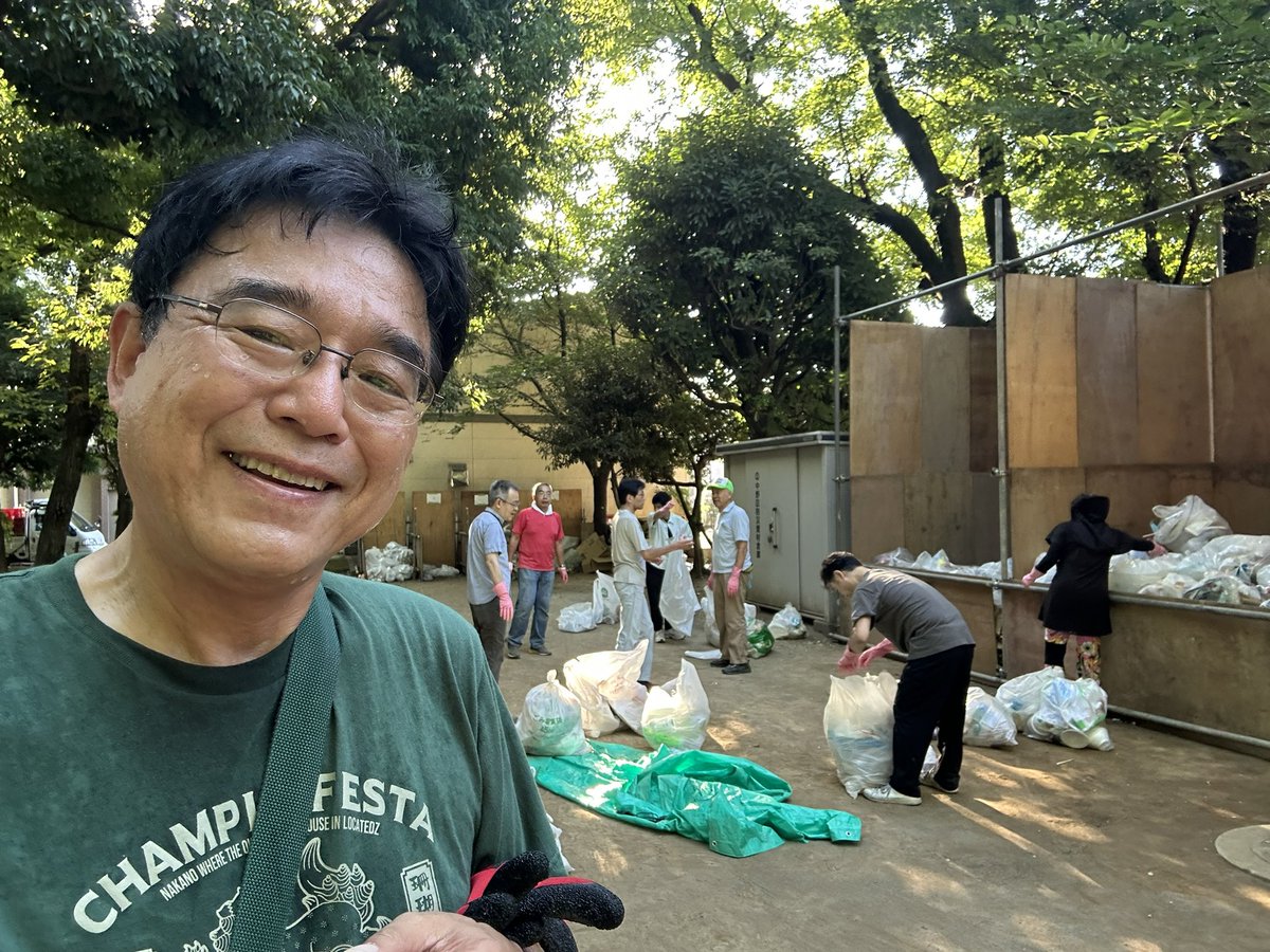nakano_oosawa's tweet image. 祭りの後、片付け
盛り上がった地元新井薬師公園の盆踊り、朝から公園の後片付け
一番大変なのはゴミの分別し直し
家庭用とは違い、燃えるゴミ、燃えないゴミ(プラ等)、ビン、カン、ペットボトルに分別が必要
力を合わせて1時間半で完了しました
#大沢ひろゆき
#中野イチの世話好き男
#中野区
#新井