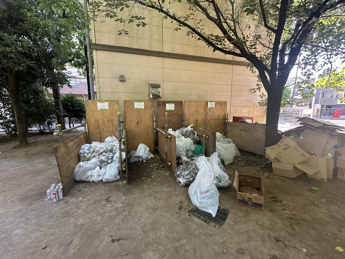 nakano_oosawa's tweet image. 祭りの後、片付け
盛り上がった地元新井薬師公園の盆踊り、朝から公園の後片付け
一番大変なのはゴミの分別し直し
家庭用とは違い、燃えるゴミ、燃えないゴミ(プラ等)、ビン、カン、ペットボトルに分別が必要
力を合わせて1時間半で完了しました
#大沢ひろゆき
#中野イチの世話好き男
#中野区
#新井