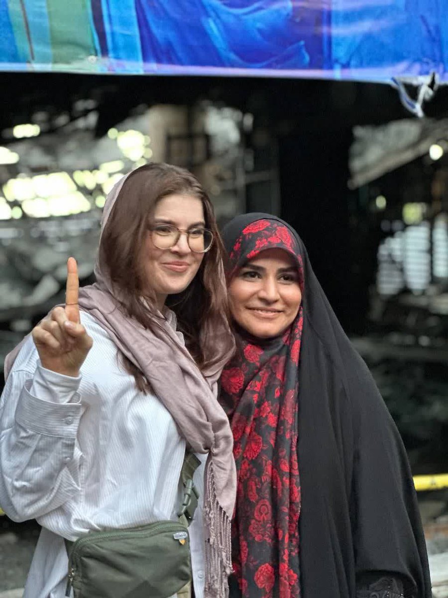Mohebbiy313's tweet image. عجب عکسی شد این عکس یادگاری خبرنگار امریکایی با زن قهرمان ایرانی #سحر_امامی