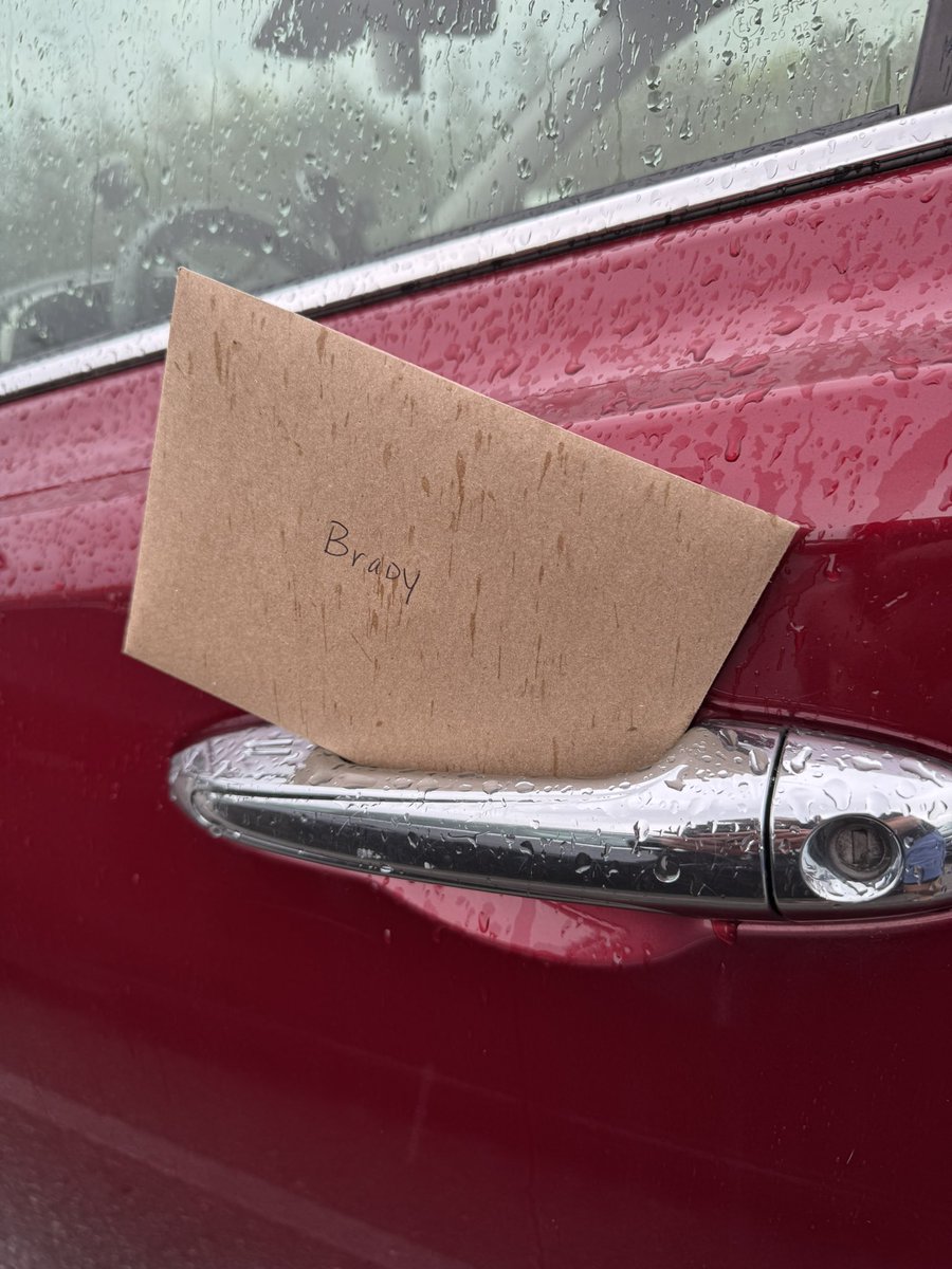 StormCat5_'s tweet image. People are leaving random mail on my car. This could either be really good or I could be cooked ☠️