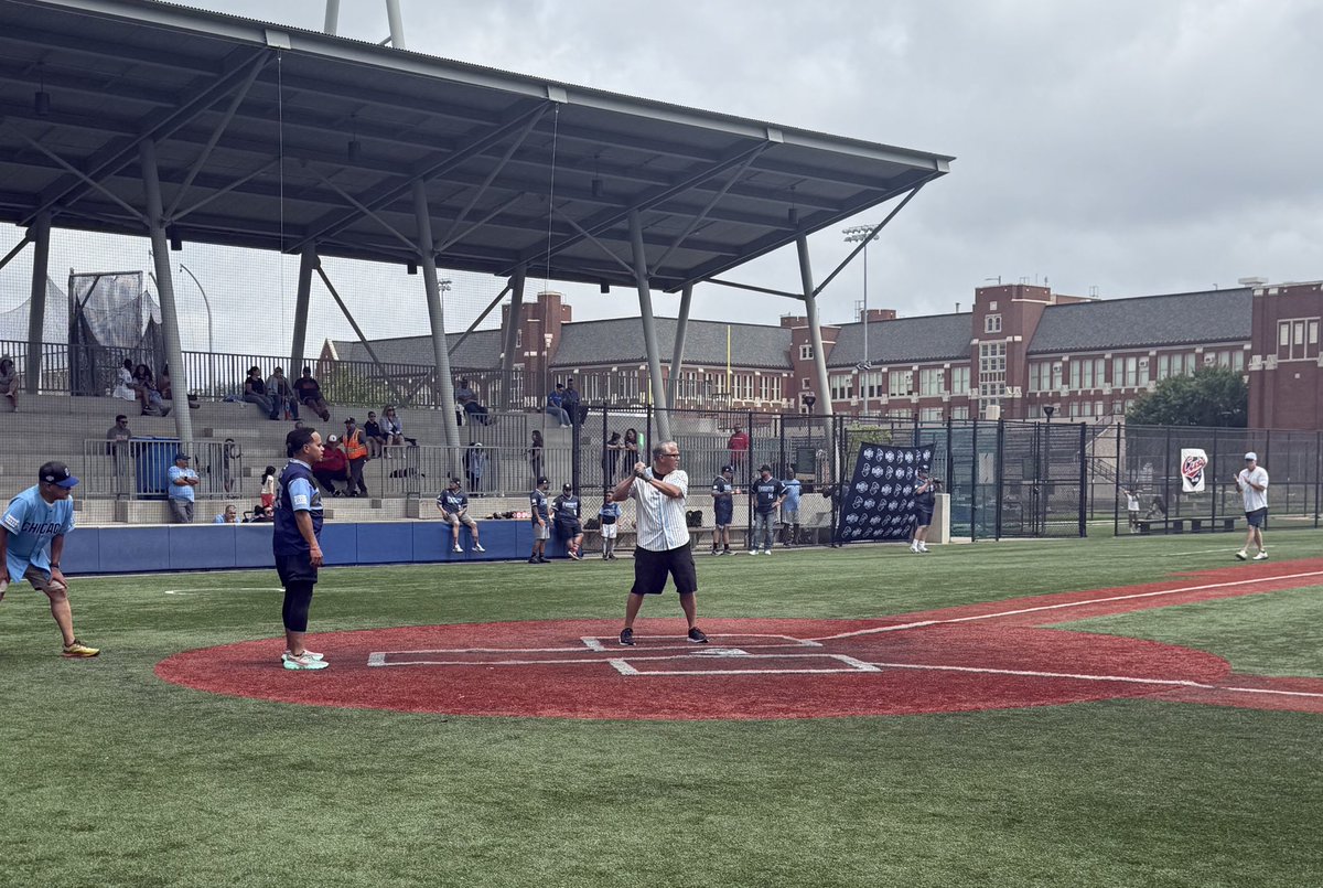gilbert36ward's tweet image. What a great time raising funds for a great cause and playing softball against our city’s heroes. These funds go to help fund children in inner city communities. Big shoutout to my colleague, @AldermanTabares, and her team for coordinating this benefit.
youtu.be/oXeCLaKRTxk
