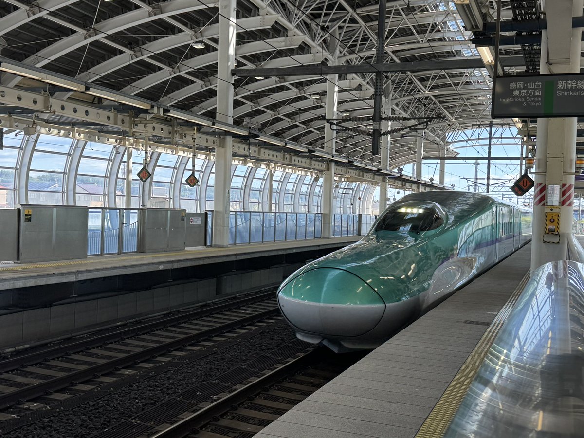 Jun1CanDo's tweet image. (8:10)戦いが終わり、快晴の八戸駅から新幹線で東京へ🚄
行動と発信の季節から、思索と直感の季節へ。
お土産は、事務所のお隣の「時空」さんの焼き菓子です。