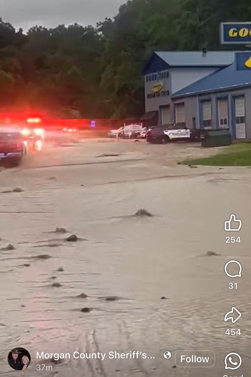 ChrisHallWx's tweet image. Morgan County sheriff showing flash flooding ongoing in West Liberty, KY
