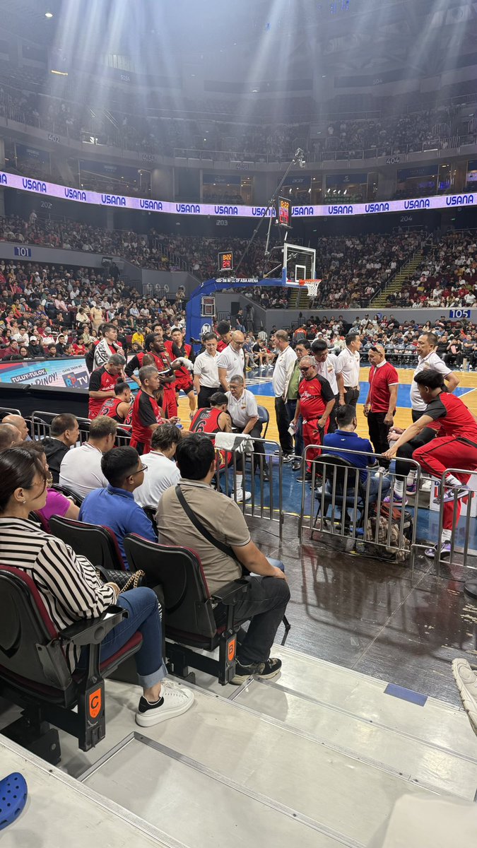 RAV26182811's tweet photo. @cmross6 Whole SMB team was all business before the game start no friendly talks shakehands but after the game is over they go over to shakehands Thats professional gesture https://t.co/UrsWwyMn7X