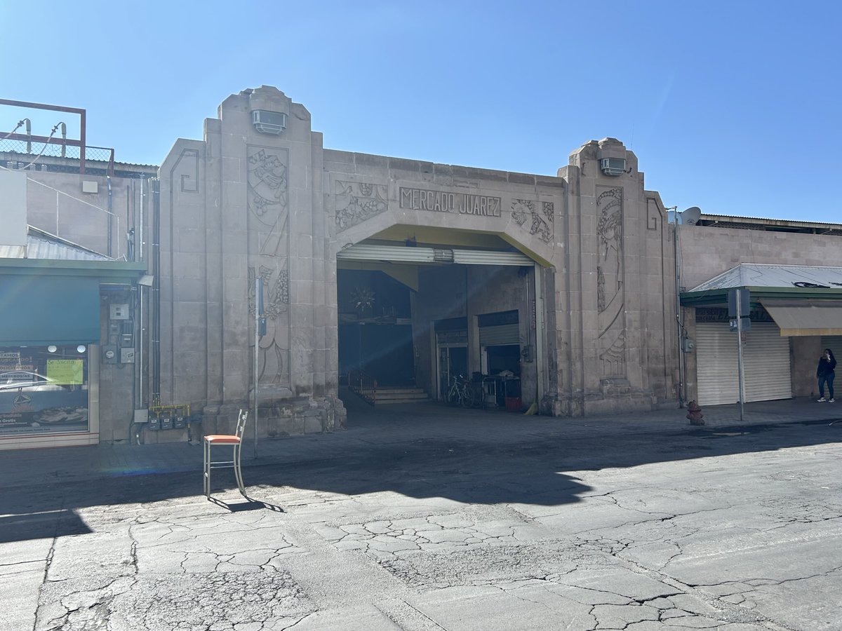 Vine a comprar herramienta para que me hagan una limpia. Alguien necesita algo?