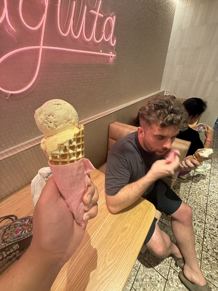 If no one got me then Soysauce Butterscotch and Keso Guava Cheesecake from Sampaguita got me 😤