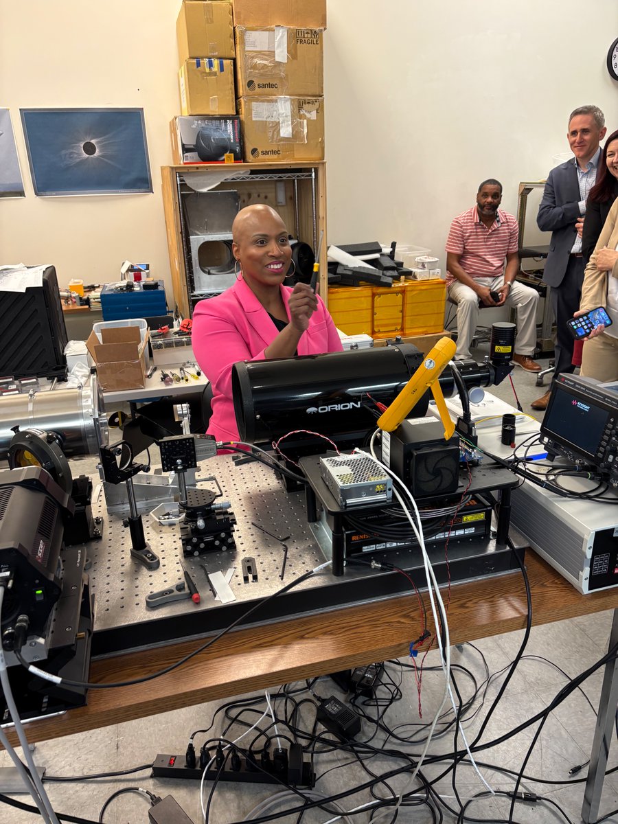 RepPressley's tweet image. The #MA7 is leading the way in cutting-edge space exploration, astrophysics, AI research & more.
Last week, @ValerieFoushee & I toured Cambridge Discovery Park, where @CenterForAstro is pushing the frontiers of knowledge in astronomy & astrophysics & bringing unparalleled…