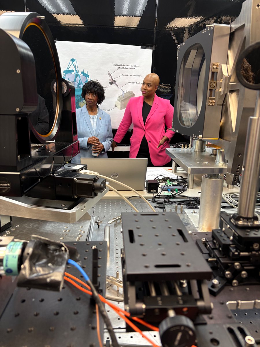 RepPressley's tweet image. The #MA7 is leading the way in cutting-edge space exploration, astrophysics, AI research & more.
Last week, @ValerieFoushee & I toured Cambridge Discovery Park, where @CenterForAstro is pushing the frontiers of knowledge in astronomy & astrophysics & bringing unparalleled…