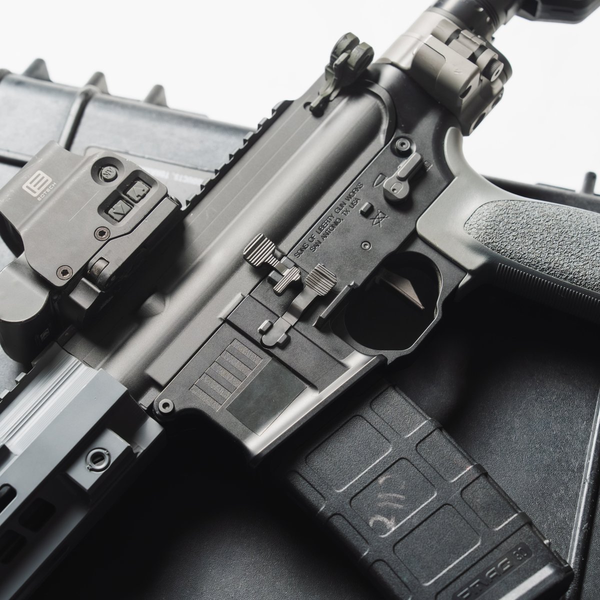 The AMR-A V2 now eliminates the external pivot entirely. You’ll also notice the refined paddle geometry: a “V” serration pattern with a raised trailing edge for maximum control and positive engagement, even with wet or gloved hands.