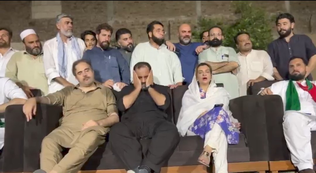 AMajeedSajid's tweet image. انقلاب تو بے نقاب ہو گیا ہے، یہ چورن اب مزید نہیں بک سکتا۔ واصح ہوگیا کہ یہ سیٹیں جدوجہد سے نہیں ملتی ہیں یہ ATM کے لیے ہیں یا کسی بڑی ہستی کے تلوے چاٹنے پڑتے ہیں ہاں البتہ جدوجہد کرنے والوں کو تاریخ یاد رکھتی ہے، مؤرخ عرفان سلیم کے انسو لوح پر محفوظ کرے گا۔ پس ثابت ہوا کہ انقلاب…