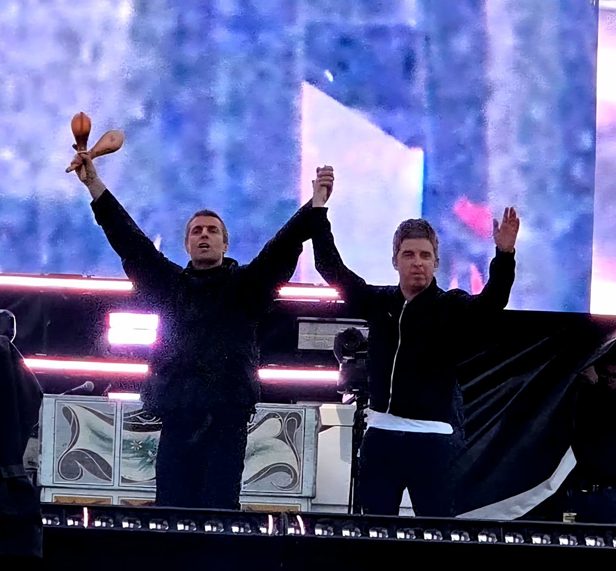 liamgdaily's tweet image. Oasis completed their 5th sold-out gig in Manchester on Sunday 馃悵
Absolute triumphant homecoming 馃檶馃徎
Now the countdown to Wembley begins 馃搯
馃摲ashleyjs92
