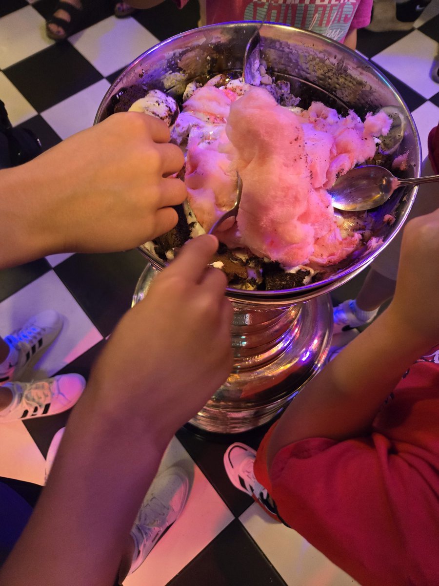 keeperofthecup's tweet image. It's #NationalIceCreamDay, so we might as well have a giangantic ice cream Sundae out of the #stanleycup @FlaPanthers @NHL
@HockeyHallFame