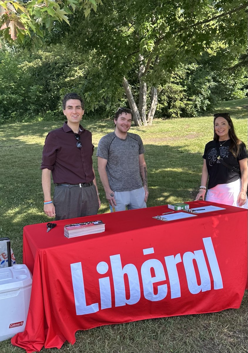 WHH_PLA's tweet photo. Ontario Liberals were giving out tasty treats to the people AND the pooches in #Fergus and #Elora this past weekend. 

This is where we begin to make connections and make a change in Wellington-Halton Hills. https://t.co/IBPfLC4oHW