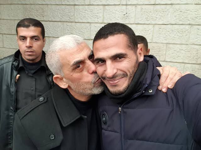 AustralianJA's tweet image. TERRORIST LEADER IN AUSTRALIA's CAPITAL CITY - as police look on
A portrait of the murderer, Yahya Sinwar, the head of Hamas and architect of the October 7 massacre was displayed in Canberra.
Before he was eliminated by Israel, Sinwar headed the 'military wing' of Hamas, an…