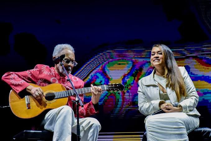 aniellefranco's tweet photo. @PretaGil foi e sempre será potência🌻

Uma mulher que enfrentou o racismo, o machismo, a gordofobia e a doença sem nunca perder sua ternura, nem sua voz. Lutou muito por sua vida e por tudo que sempre acreditou. 

Preta, nunca esquecerei de todo apoio que você deu a minha família e a mim nos momentos mais difíceis que passamos. 

Hoje o Brasil perde mais do que uma artista. Perdemos um símbolo de força, liberdade e amor pela vida.

Minha solidariedade a toda família Gil 🤍