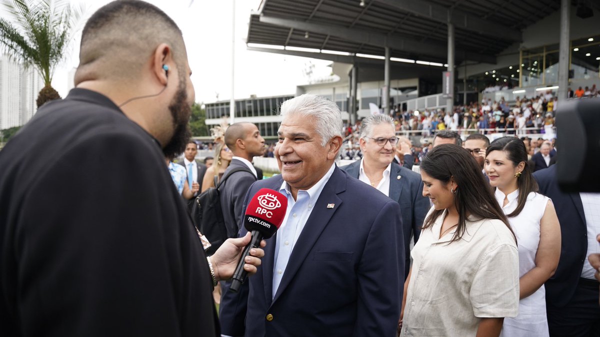 presidenciapma's tweet image. 🏆 El presidente @JoseRaulMulino entregó el trofeo del Clásico Presidente de la República al ganador Óscar Molina, propietario de Senescal. También reconoció al jinete Jimmy Carrión y al preparador Eligio Ocaña.
¡Un gran día para la hípica nacional! 🇵🇦🐎 #ConPasoFirme