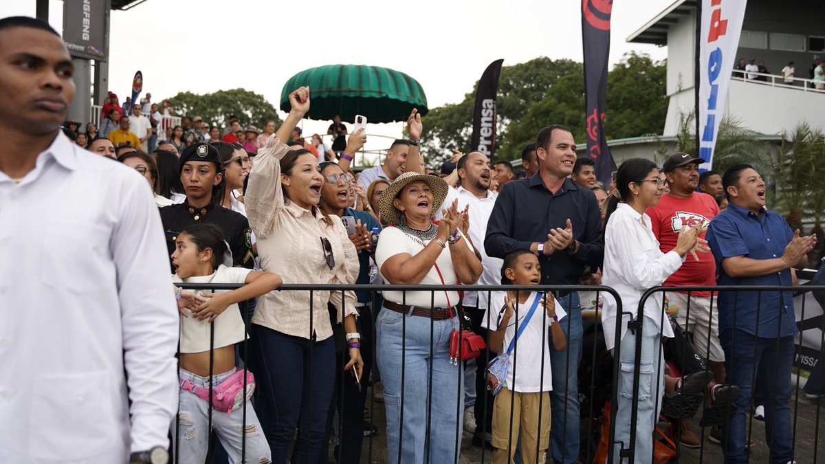 presidenciapma's tweet image. 🏆 El presidente @JoseRaulMulino entregó el trofeo del Clásico Presidente de la República al ganador Óscar Molina, propietario de Senescal. También reconoció al jinete Jimmy Carrión y al preparador Eligio Ocaña.
¡Un gran día para la hípica nacional! 🇵🇦🐎 #ConPasoFirme