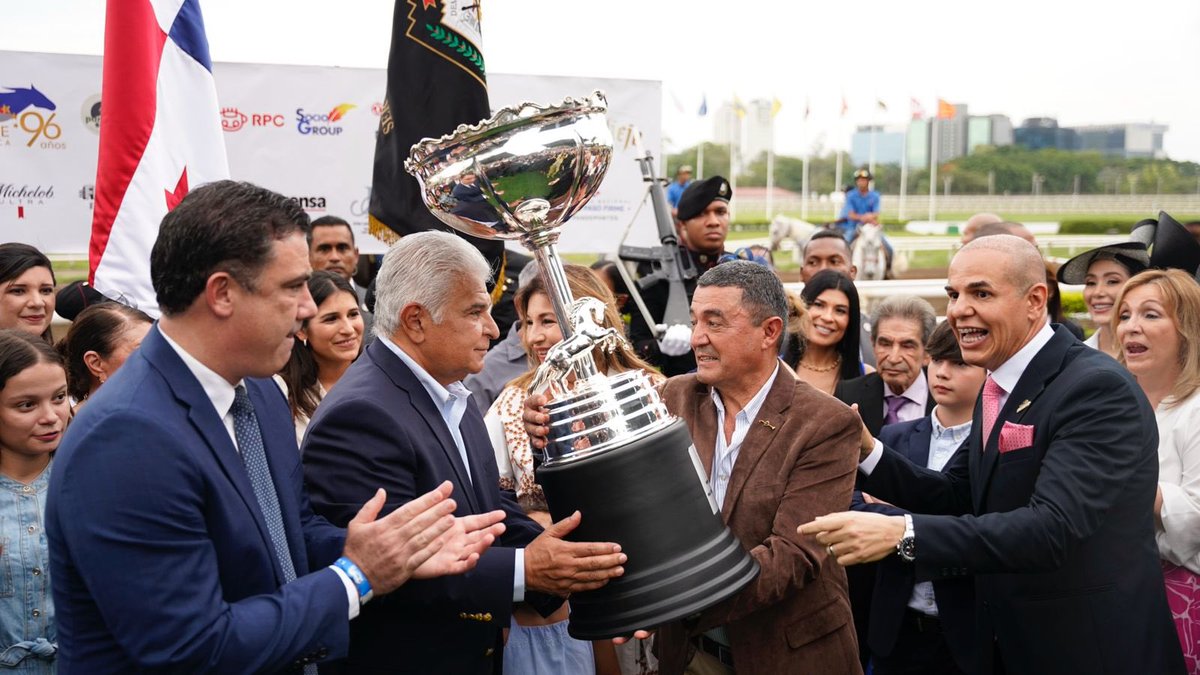 presidenciapma's tweet image. 🏆 El presidente @JoseRaulMulino entregó el trofeo del Clásico Presidente de la República al ganador Óscar Molina, propietario de Senescal. También reconoció al jinete Jimmy Carrión y al preparador Eligio Ocaña.
¡Un gran día para la hípica nacional! 🇵🇦🐎 #ConPasoFirme