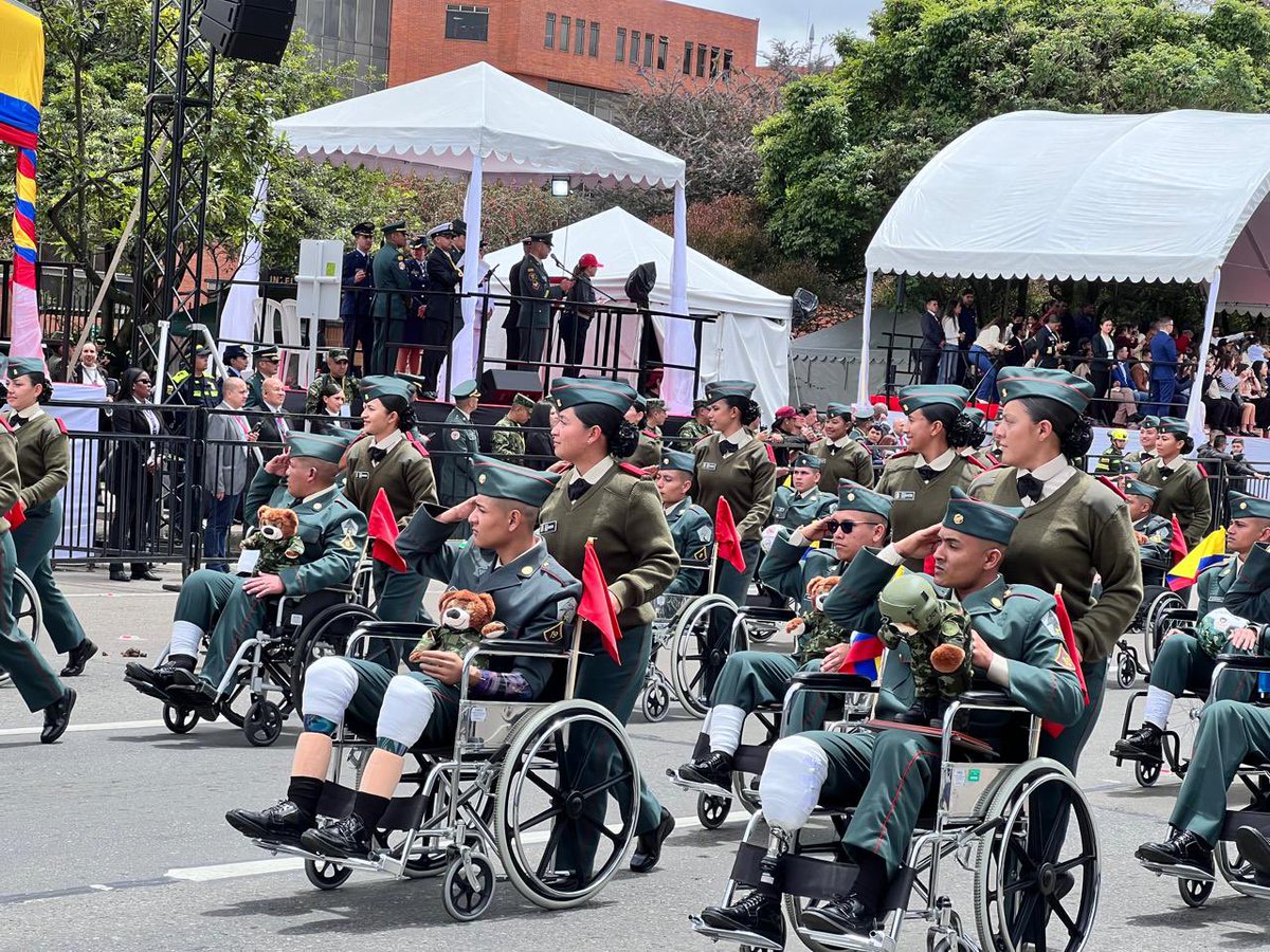 Ejercito_Div5's tweet image. #EnImágenes Nuestro Comandante, el Brigadier General José Bertulfo Soto, fue el encargado de hacer la apertura en Bogotá del tradicional desfile militar y policial del #20DeJulio en homenaje al pueblo colombiano para conmemorar los 215 años del grito de independencia.…