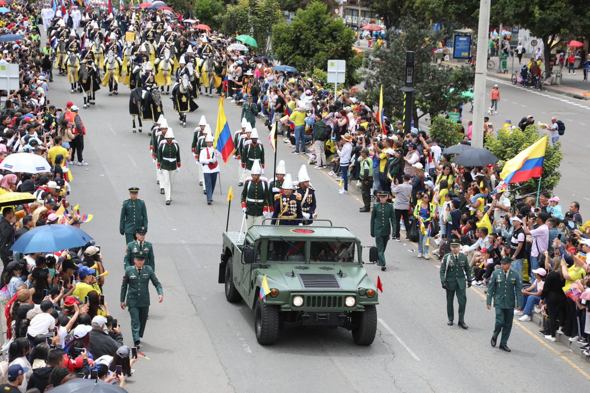 Ejercito_Div5's tweet image. #EnImágenes Nuestro Comandante, el Brigadier General José Bertulfo Soto, fue el encargado de hacer la apertura en Bogotá del tradicional desfile militar y policial del #20DeJulio en homenaje al pueblo colombiano para conmemorar los 215 años del grito de independencia.…