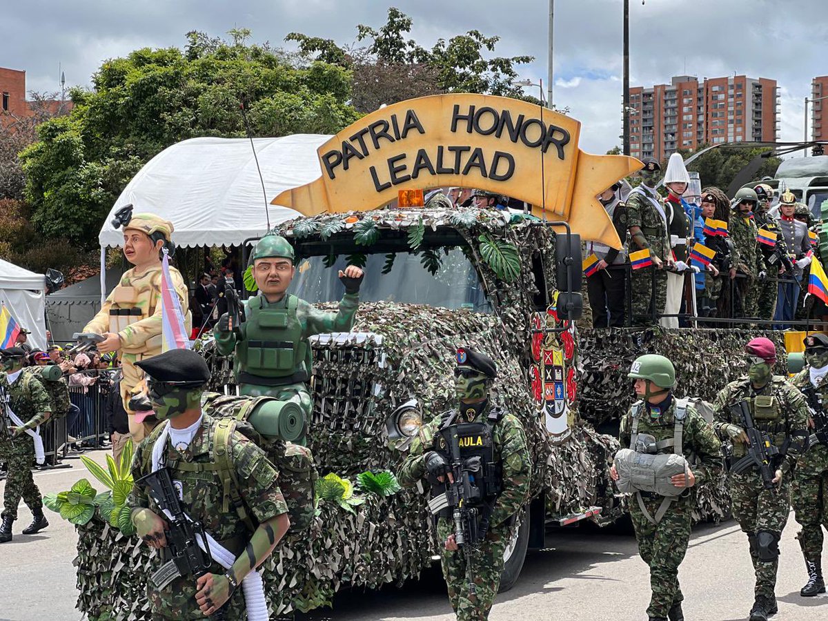 Ejercito_Div5's tweet image. #EnImágenes Nuestro Comandante, el Brigadier General José Bertulfo Soto, fue el encargado de hacer la apertura en Bogotá del tradicional desfile militar y policial del #20DeJulio en homenaje al pueblo colombiano para conmemorar los 215 años del grito de independencia.…