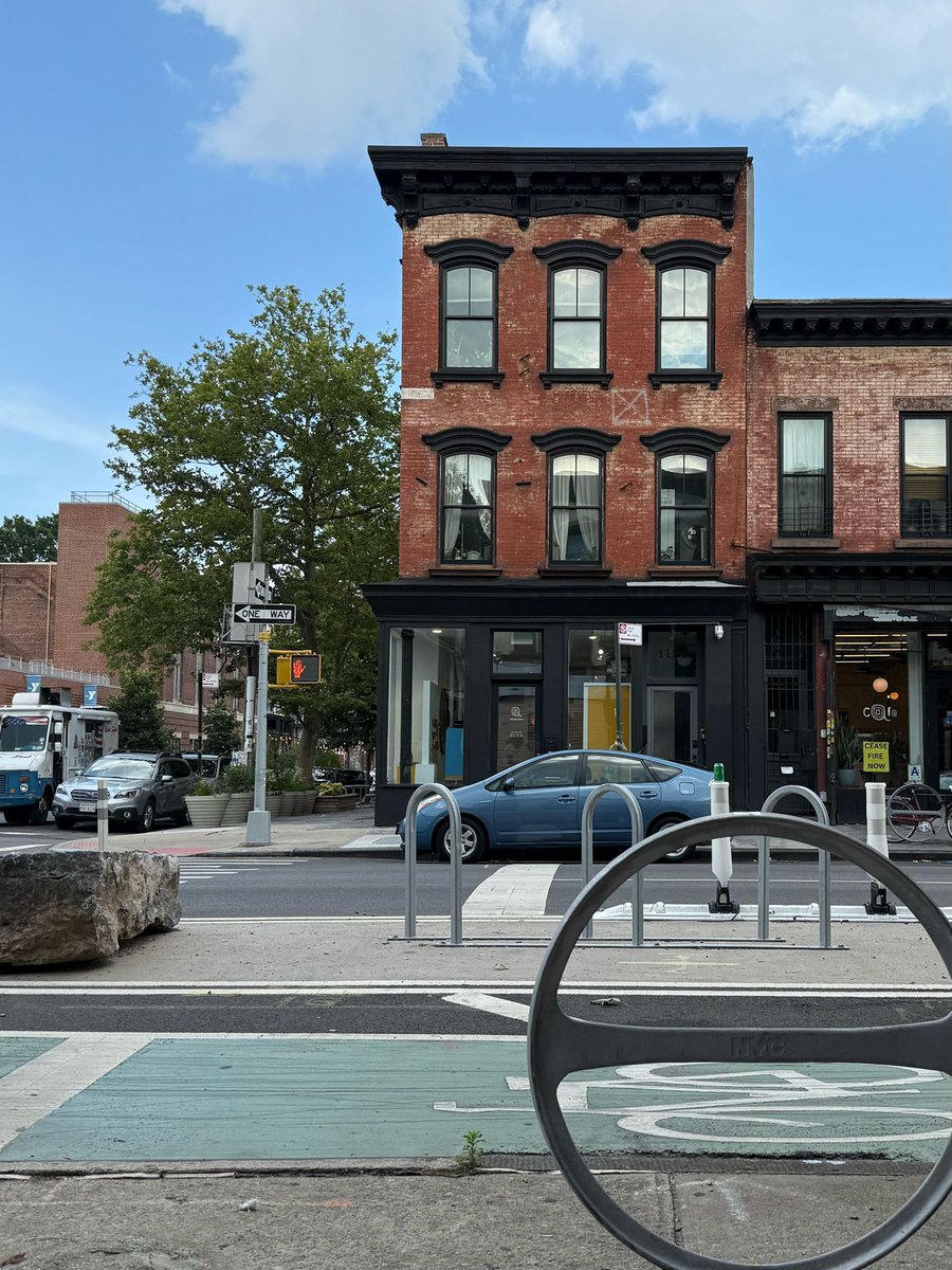 marcogomes's tweet image. brooklyn, ny. a rua tem ciclovia protegida, paraciclo, calçada larga, árvores e pedras como barreiras.
carros particulares ficam espremidos numa faixa estreita.
ny tem infinitos problemas, mas há um esforço de que o espaço público não gire em torno do carro particular.