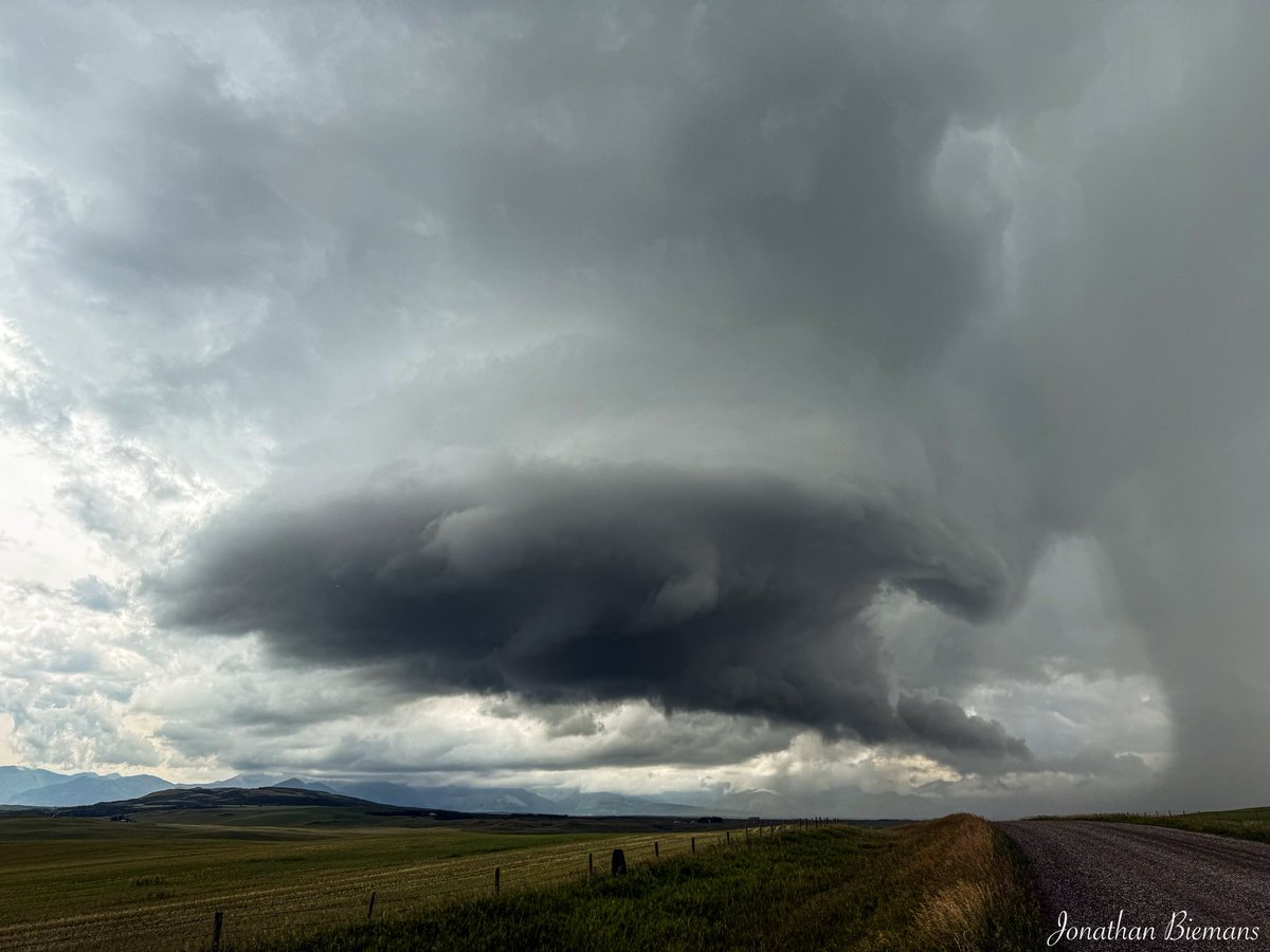 Beautiful LP supercell near Pincher Creek, Alberta today! 

#abstorm #supercell
