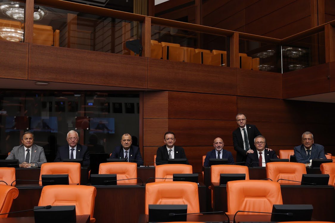 okonuralp's tweet image. Türkiye Büyük Millet Meclisi 28.Dönem 3.Yasama Yılı çalışmalarını 01.50 itibariyle tamamladı.
Biz emekten, barıştan, laik bilimsel eğitimden, gelir dağılımı eşitliğinden, fikir ve ifade özgürlüğünden, insan, doğa ve hayvan haklarından, yargı bağımsızlığından, yaşam tarz ve…