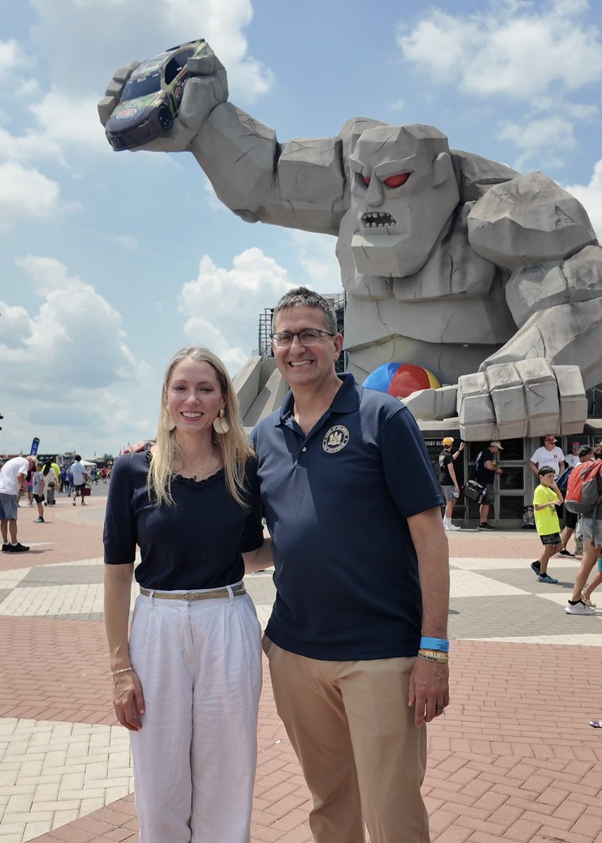 MattMeyerDE's tweet image. The crowd was loud but the engines were louder! Had a blast at the @MonsterMile meeting drivers and watching them take off from the checkered line. We joined pre-race festivities with some soon-to-be @Eagles legends 🦅 @RealJihaadC and @NakobeDean, and we met fans from Delaware…