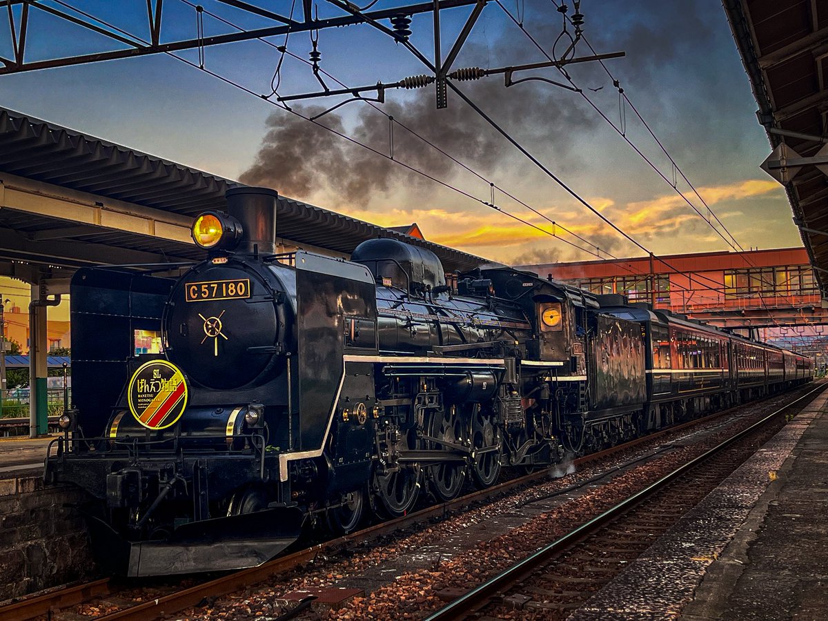 YuyaCoding's tweet image. 昨日飲みに行こうと電車に乗ったら、降りた駅で目の前にSLがいてびっくり🚂
思わず写真撮っちゃった!!
#SL
#新津駅
#新潟