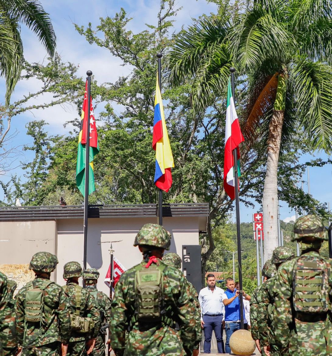 Ejercito_Div2's tweet image. 🇨🇴 En el corazón de Piedecuesta, #Santander, los soldados del Batallón de Ingenieros de Combate N.° 5 Coronel Francisco José de Caldas conmemoraron los 215 años de independencia con la realización de un desfile militar y policial, resaltando el papel histórico del @COL_EJERCITO…