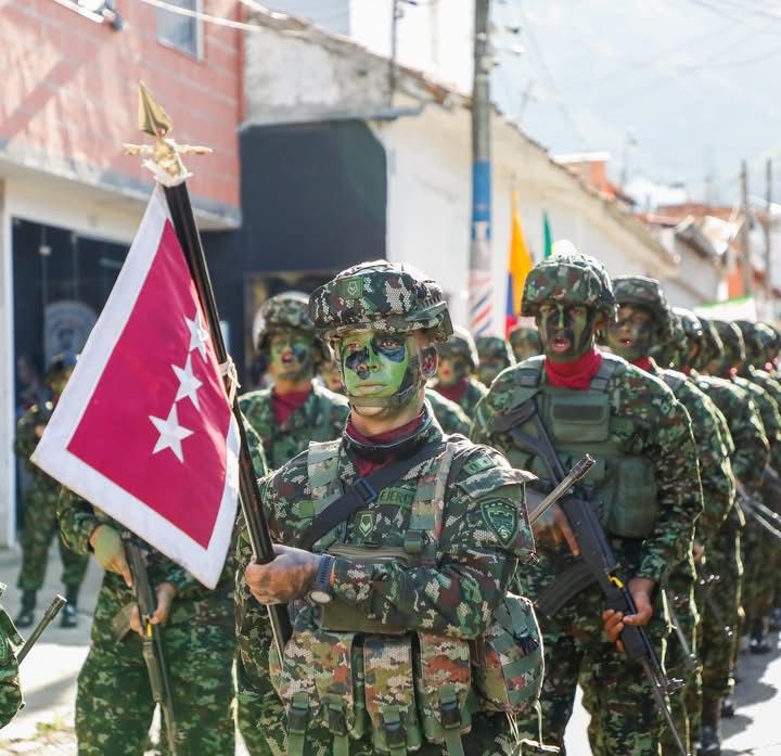 Ejercito_Div2's tweet image. 🇨🇴 En el corazón de Piedecuesta, #Santander, los soldados del Batallón de Ingenieros de Combate N.° 5 Coronel Francisco José de Caldas conmemoraron los 215 años de independencia con la realización de un desfile militar y policial, resaltando el papel histórico del @COL_EJERCITO…