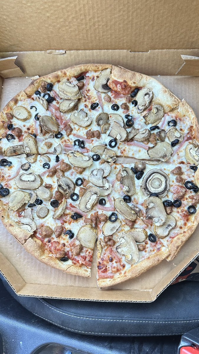 tktk2045's tweet photo. Has @pizzahut been over generous in the past, or is this a skimpy 5 topping pizza? Please comment! https://t.co/7h6hy1eHta