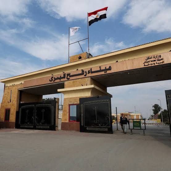 تامر أبو العمرين-غزة 🇵🇸 (@lml1859628) on Twitter photo <a href="/msr3y1/">مصــري غلبان ⭑🗨️</a> بالله عليكم يا أبناء مصر ألا تستطيعون أن تدخلوا لنا رغيف خبز إلى غزة؟
نحن نموت جوعا تحت الحصار وبجوارنا دولة عظيمة مثل مصر..!
أين الغضب؟ أين الإنسانية؟
الخبز والله حق.. فلا تُحوّلوه إلى أمنية !
سنشكوا بكم إلى الله <a href="/msr3y1/">مصــري غلبان ⭑🗨️</a> بالله عليكم يا أبناء مصر ألا تستطيعون أن تدخلوا لنا رغيف خبز إلى غزة؟
نحن نموت جوعا تحت الحصار وبجوارنا دولة عظيمة مثل مصر..!
أين الغضب؟ أين الإنسانية؟
الخبز والله حق.. فلا تُحوّلوه إلى أمنية !
سنشكوا بكم إلى الله