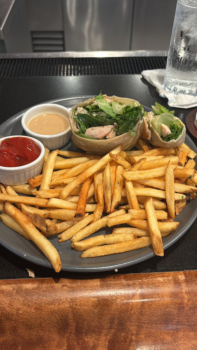 SteelTipJesus's tweet image. Post round chicken Caesar wrap at Ojai Valley, channeling my inner @RobbyBerger