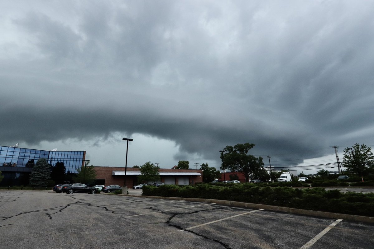 You knew I had to run out for a quick pic before this storm overtook our @Boston25 studios in Dedham. If only our front door faced west...