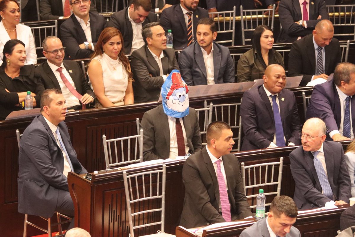 DavidRacero's tweet photo. Aparecieron las llaves: Papá pitufo hace parte de la bancada del Centro Democratico. https://t.co/uFoV7k9R9Z
