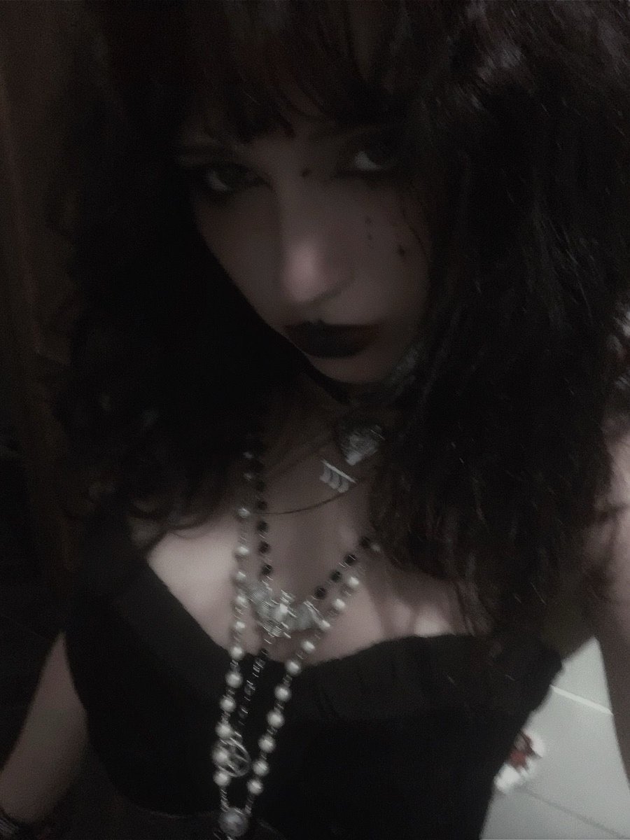 hello_asi4's tweet image. hey🕸️🥀