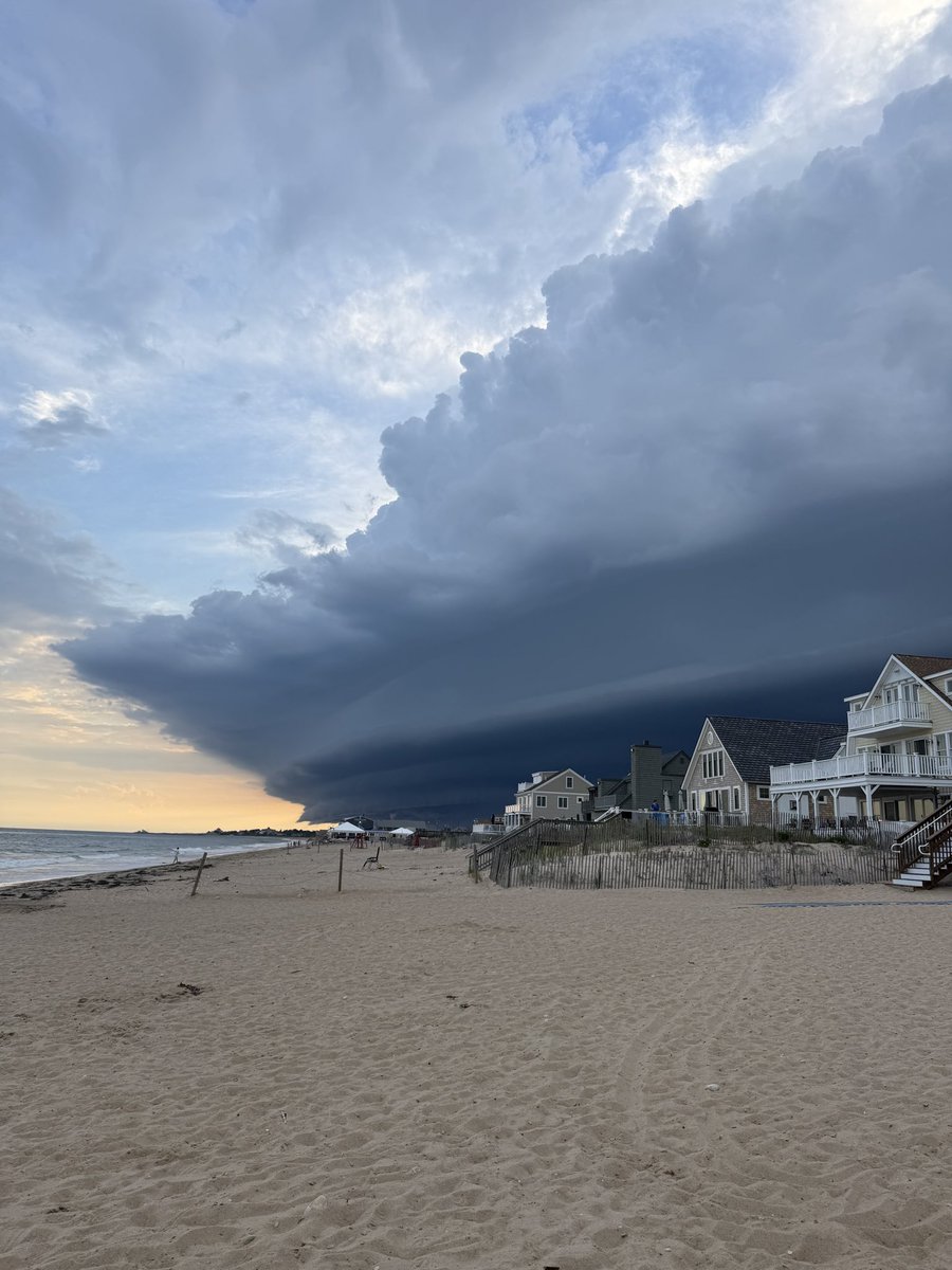 WeatherJosh's tweet image. Wow! An incredible shot of this shelf cloud rolling in over Misquamicut Beach, looking toward the storm in Connecticut.