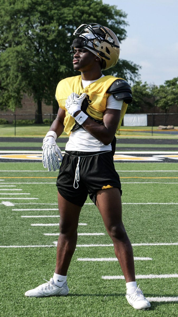 Kamani2_Sapara's tweet image. Kamani Sapara
Richard’s Hs
Slot 5’9, 160
Real Playmaker
Class 26’
hudl.com/v/2Rh1pc
