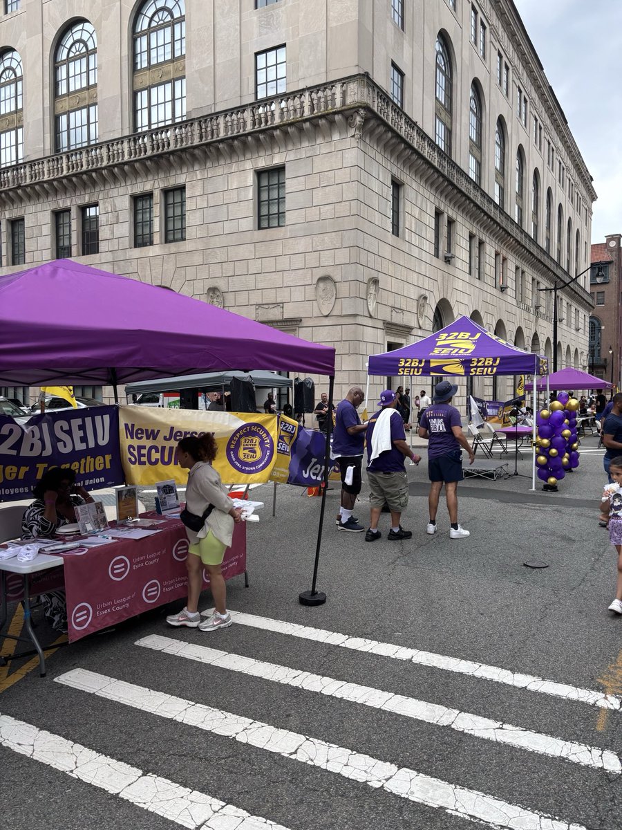 RepLaMonica's tweet image. This Week in the 10th, Team LaMonica was out in the community:
🎉 Celebrating Pride with our Newark neighbors
📥 Tabling at the 32BJ SEIU Block Party
