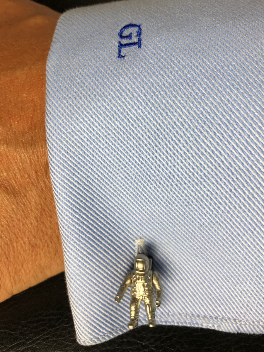 20 juillet... 1969 : Neil Armstrong met le pied sur la Lune. 
"Un petit bouton de manchette pour moi, un grand souvenir pour l'Humanité !" 😉

__
#LeBoutonFaitLaManchette 
#NASA