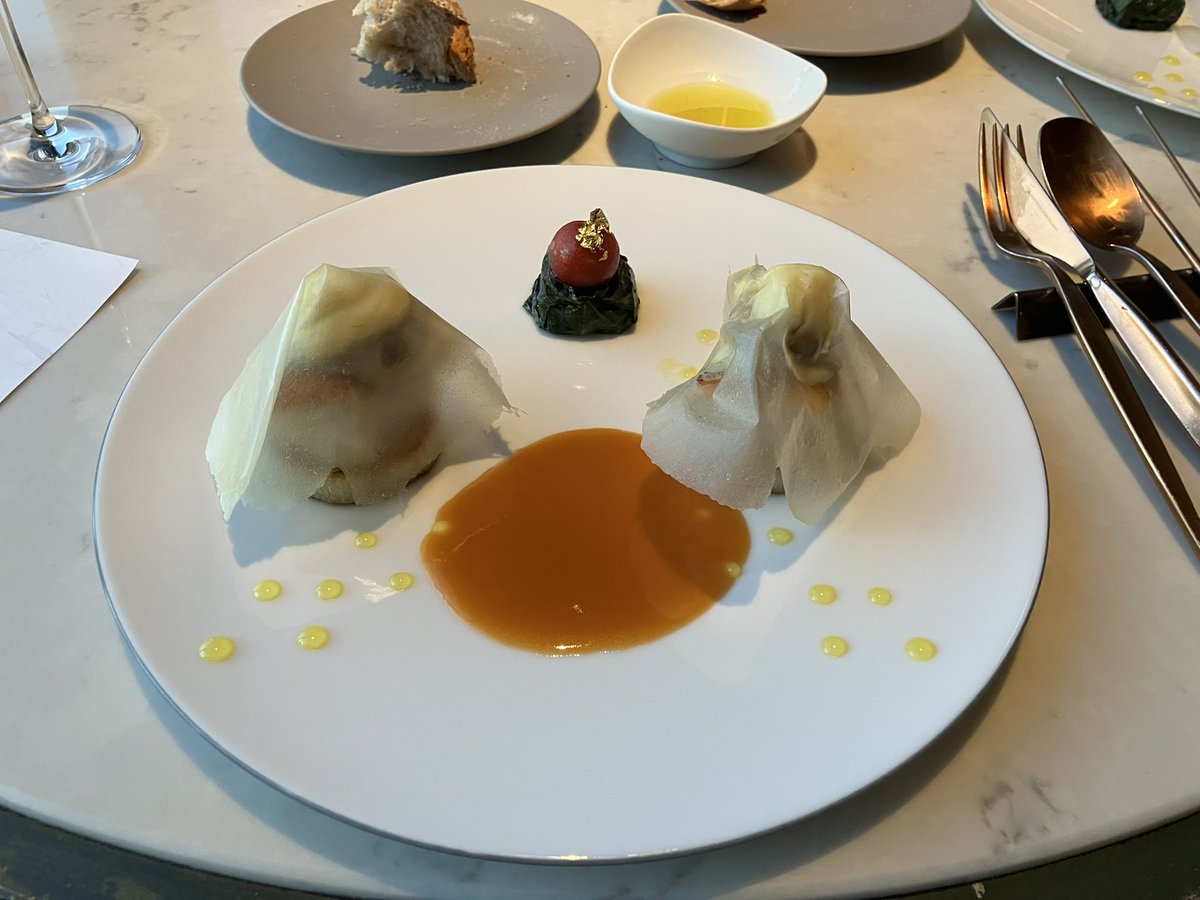 昨晩は久しぶりの都内でフレンチディナー🍽️
ワインもペアリングしてくれるサービスがあったので、色々4種類飲めてご機嫌でしたわ

しかもカード会社の優待サービスなので、特別メニューだし、ご招待だし。
ありがとう #ビューカード
ありがとう #JR東日本

来年もよろしくです♪